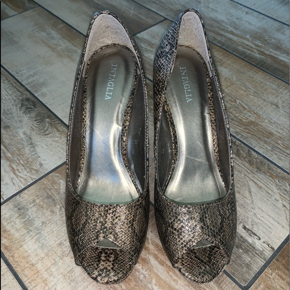 Peep toe wedge